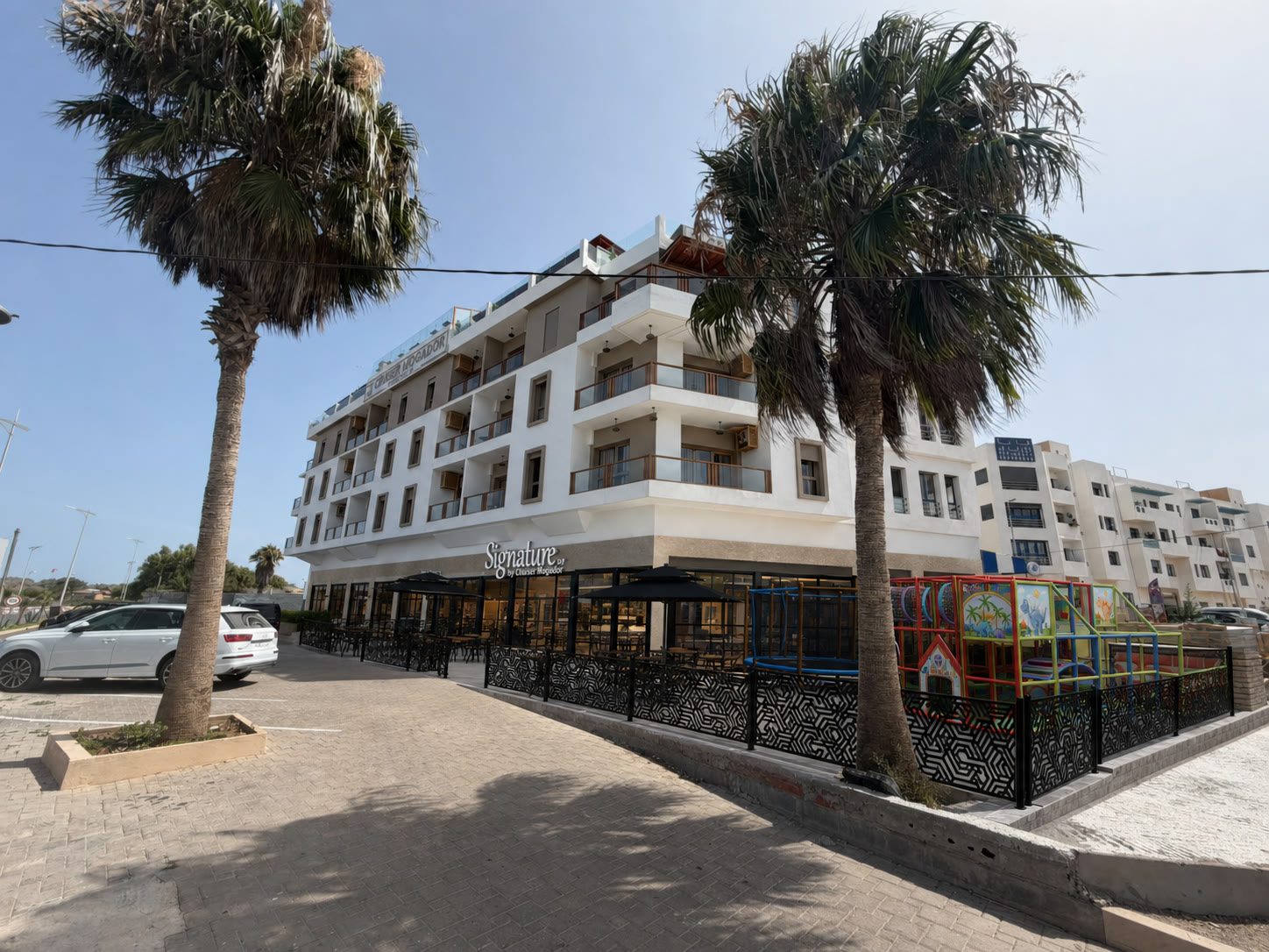 Le salon de thé intégré au bâtiment Cruiser Mogador, entre palmiers et terrasse